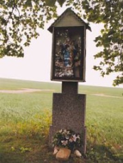 Kříž na rozcestí do Milonic a Uhřic